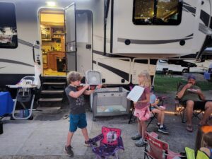 Arya helped out by holding his music for him in a pinch!