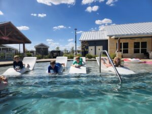 The kids didn't mind, taking advantage of the park's pool to play and have a great time!