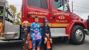 While Jarek and Alan were on the road, Arya and Evan hit up a trunk or treat with Bella. 